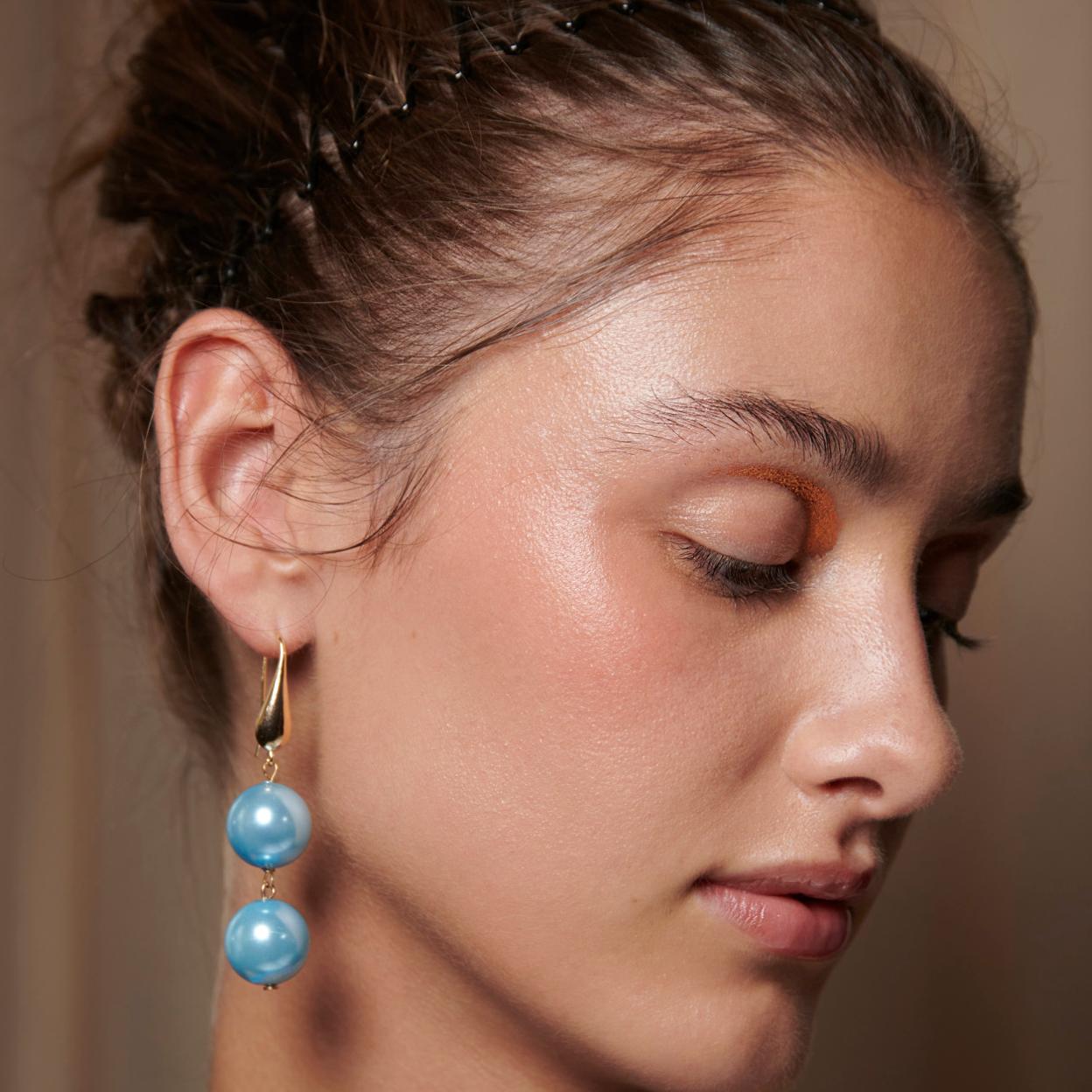 Vuelve la diadema zigzag: así es el accesorio que recuperarás de los 2000