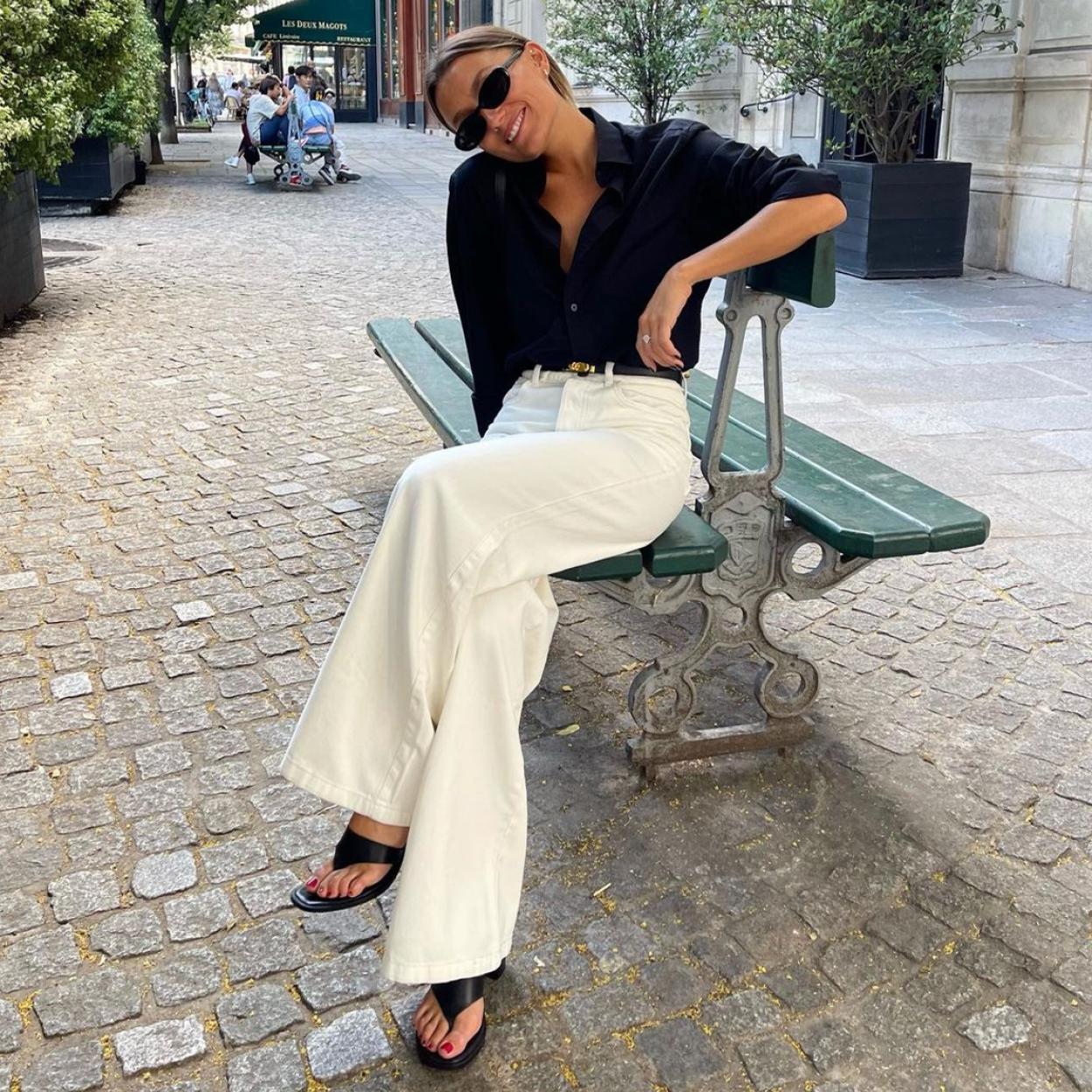 La influencer Chloé Blanc con unas sandalias negras