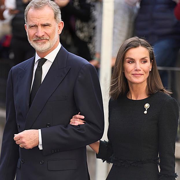 Letizia, con el broche de las dos perlas, en el funerla de Fernando Gómez.-Acebo. 