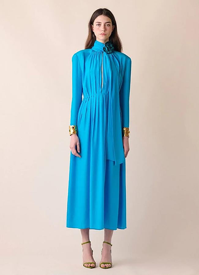 Imagen - Vestido en azul de manga larga y detalle flor de Meet Paula. Foto: Meet Paula.