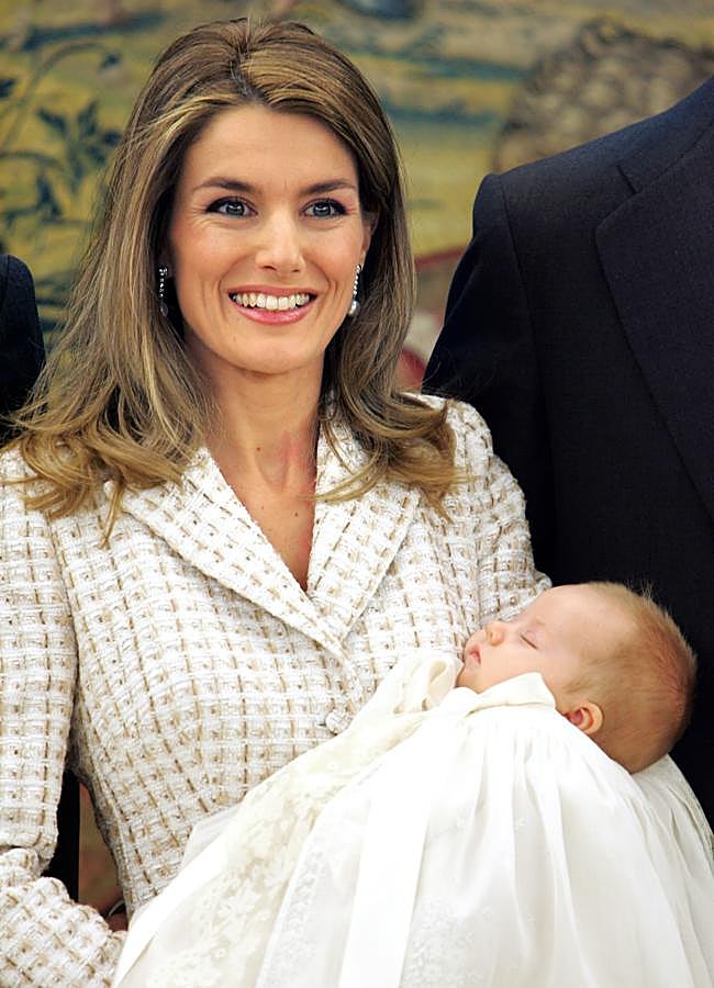 Letizia con Leonor bebé en brazos en su presentación oficial.