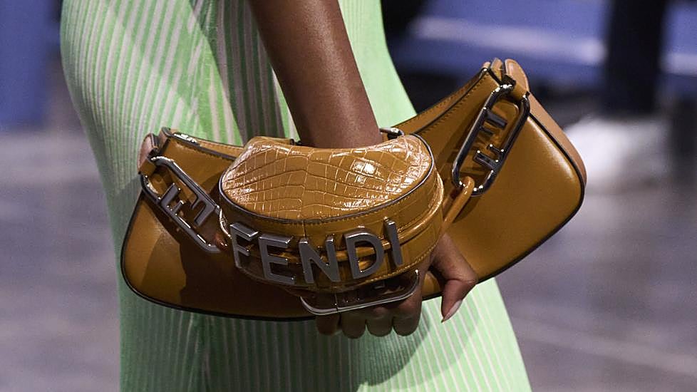 Bolso pulsera de Fendi.