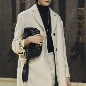 Imagen secundaria 1 - Bolsos pulsera de Chanel, Dior y Victoria Beckham.