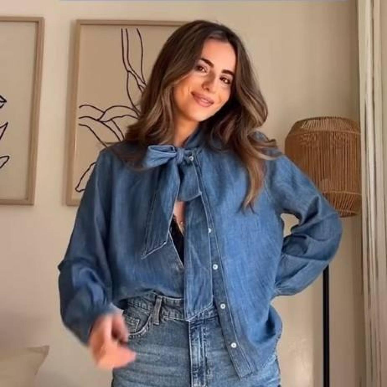 Influencer con blusa vaquera con lazo