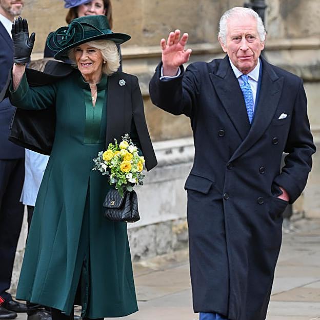 Carlos III de Inglaterra y la reina Camilla durante el servicio religioso de Pascua. 