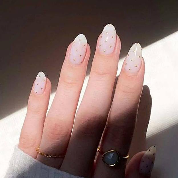 Manicura dot nails en dorado