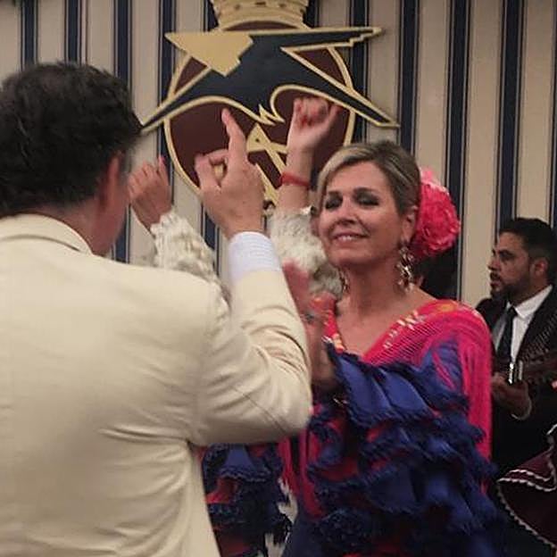 Máxima de Holanda en estado puro bailando sevillanas en la Feria de Abril de Sevilla. 