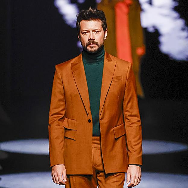 Álvaro Morte desfilando en MBFWMadrid para el debut de Berhanyer. 