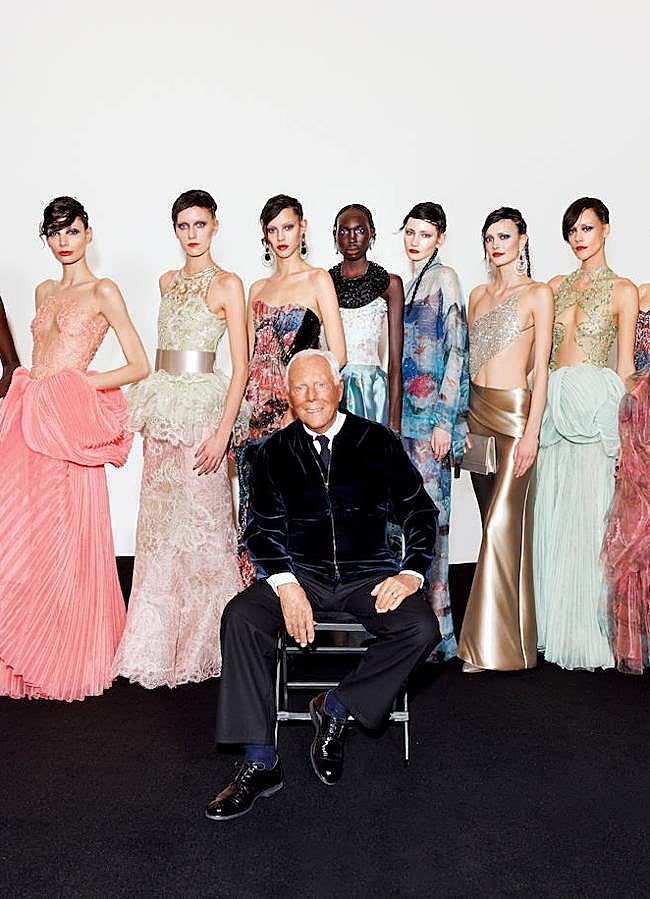 Imagen - El diseñador italiano posa con las modelos del último desfile de Giorgio Armani Privé en París. Foto: German Larkin.