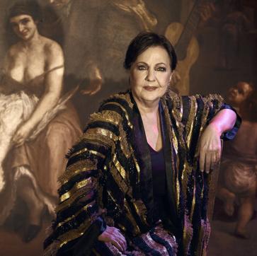 Imagen secundaria 1 - La duquesa de Montoro lleva vestido de Juan Vidal, sandalias de Mascaró y joyas de Tous. Carmen Linares, kimono de Isabel Gomila, camiseta de Zara, falda de Otrura, zapatos de Alma en Pena y joyas de Suma Cruz. Israel Fernández viste total look de Emporio Armani. 