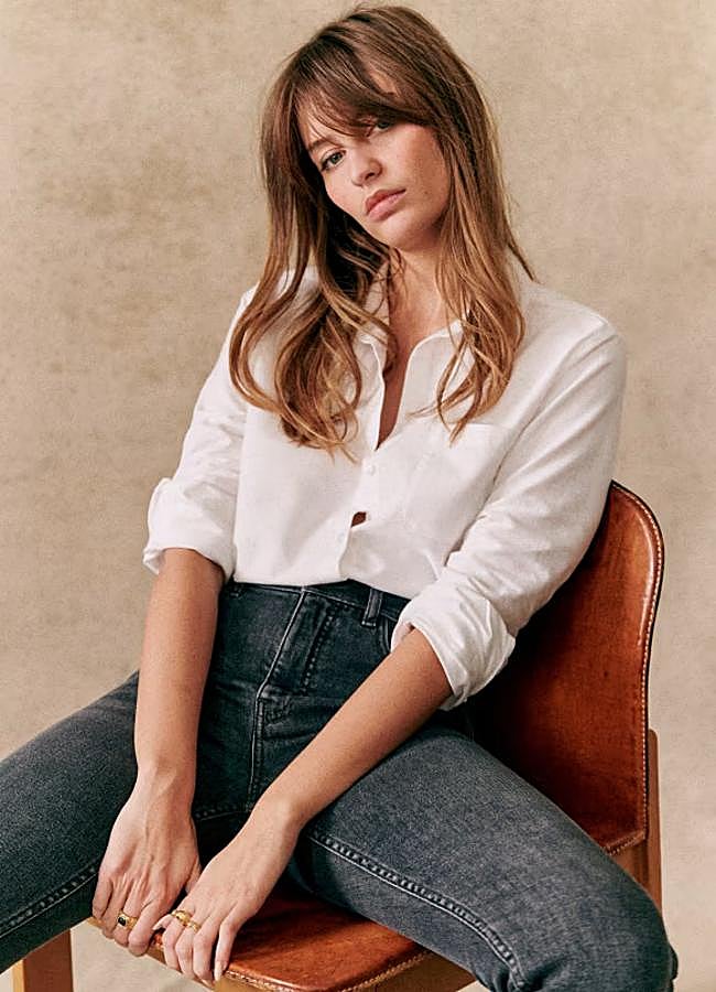 Imagen - Camisa blanca de Sézane (90 euros).