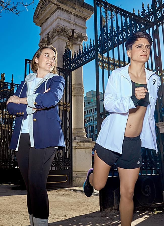 Imagen - Cuca Gamarra viste camiseta, leggins, sudadera y calcetines de Uniqlo; y blazer de Mirto. María Pérez con total look de Asics. Foto: Valero Rioja.