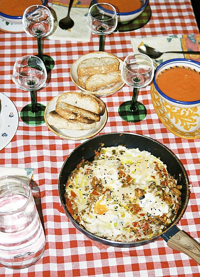 Imagen - Los huevos al plato de Claudia Polo, receta incluida en su libro Entorno. / Juan Puente Martínez - Destino