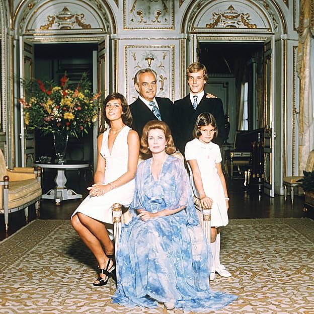 Grace Kelly y el príncipe Rainiero de Mónaco junto a sus tres hijos: Carolina, Estefanía y Alberto. 