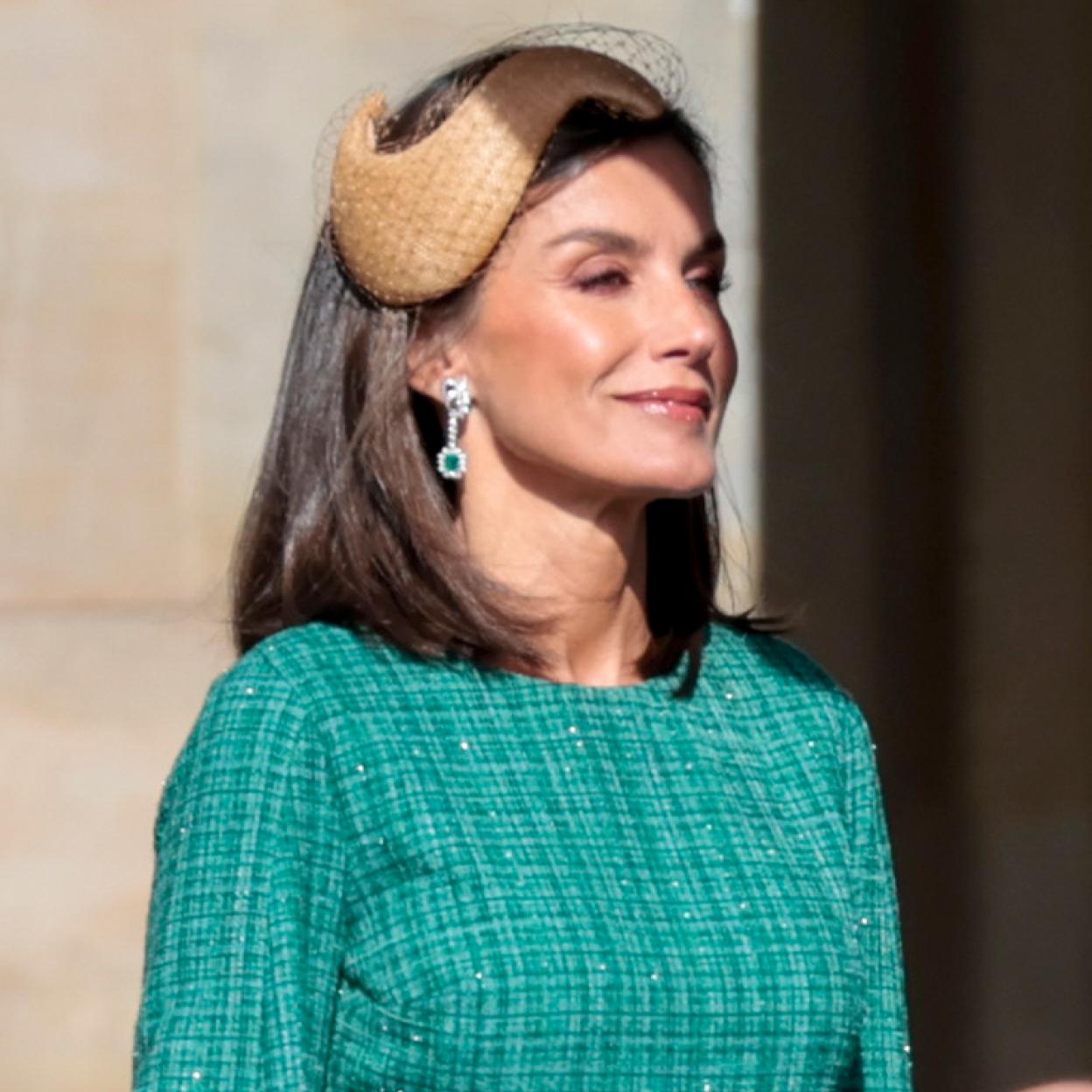 La reina Letizia con un tocado.
