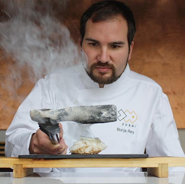 Borja Rey en plena faena, con uno de los platos de su restaurante Zushi, en Burgos.