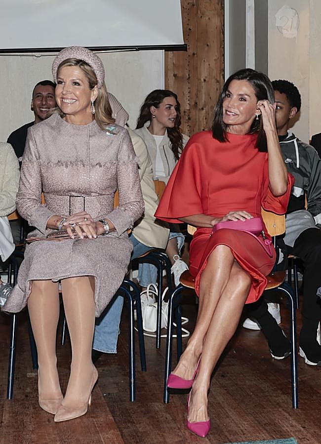 Imagen - Máxima y Letizia visitan las instalaciones de la organización LAB6. / GTRES