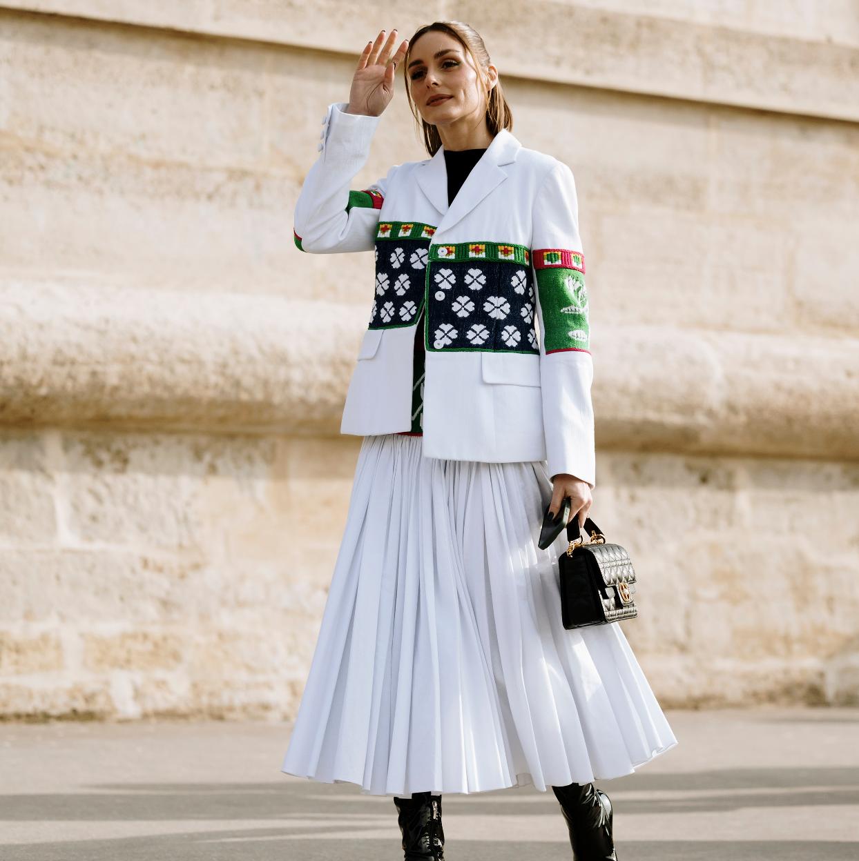 Olivia Palermo con una falda blanca.