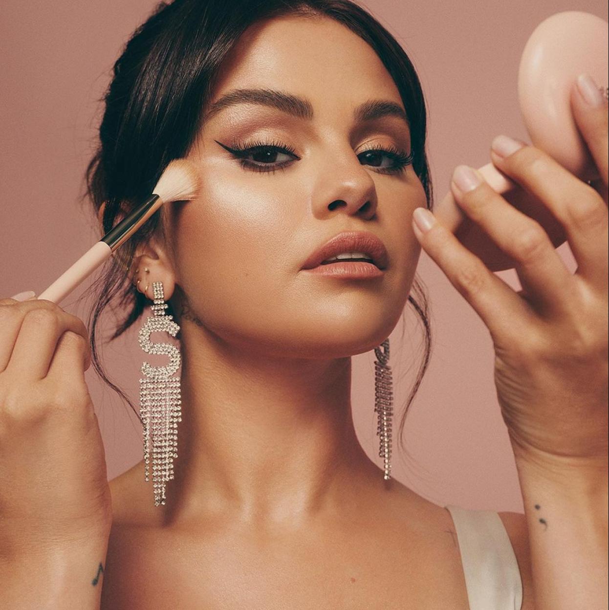 El tatuaje de punto y coma en su símbolo de la lucha contra la depresión y el suicidio. 