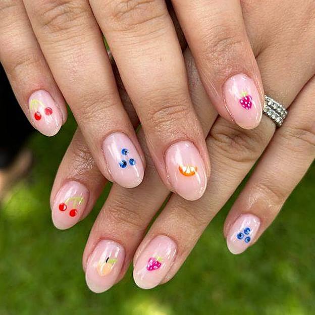 Uñas naturales con dibujos de frutas