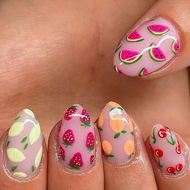 Uñas con estampado de frutas