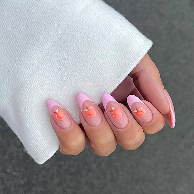 Manicura francesa con diseño de melocotones
