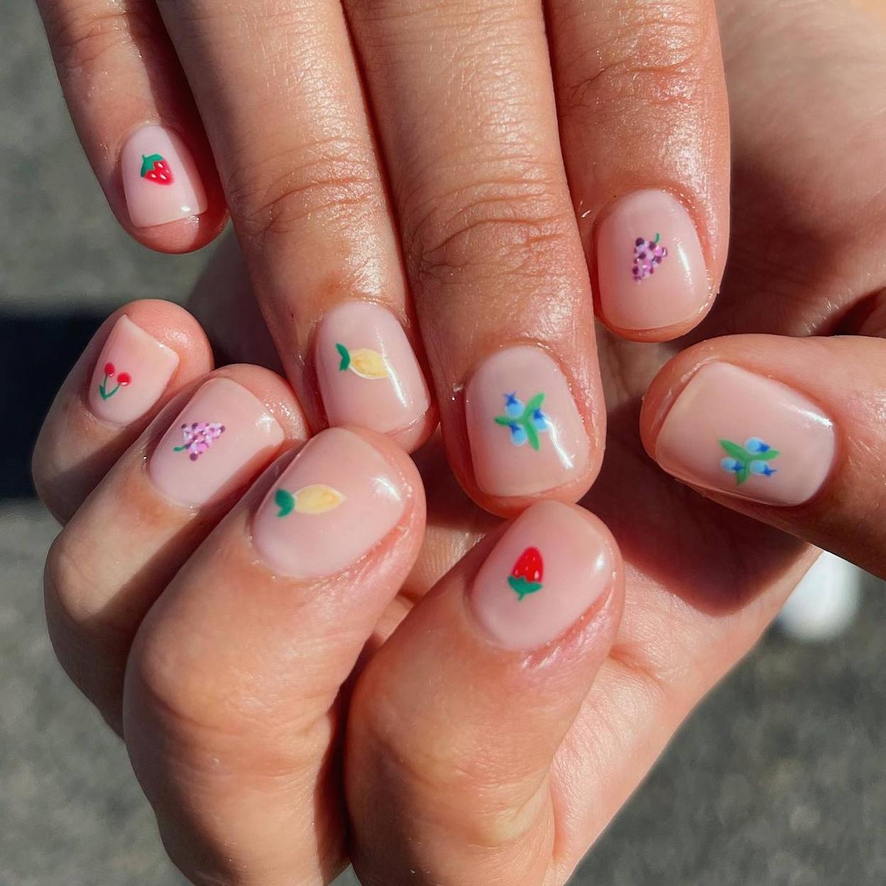 Manicura de uñas tutti frutti
