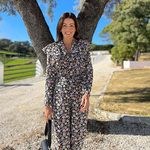 Con estos conjuntos de falda o pantalón que puedes llevar con zapatillas irás ideal y cómoda en primavera