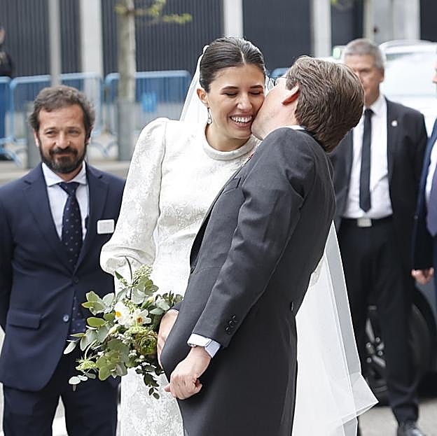 José Luis Martínez-Almeida y Teresa Urquijo se besan el día de su boda. 