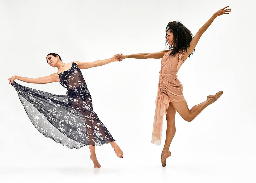 Blanca Li lleva vestido de Juan Vidal; collar Clash Double-Row y pendientes Juste un Clau de oro amarillo con diamantes, todo de Cartier. Kayoko Everhart, con vestido de Alberta Ferretti. 