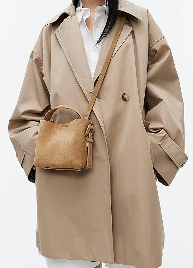 Imagen - Bolso mini de ante en color beige de Arket.