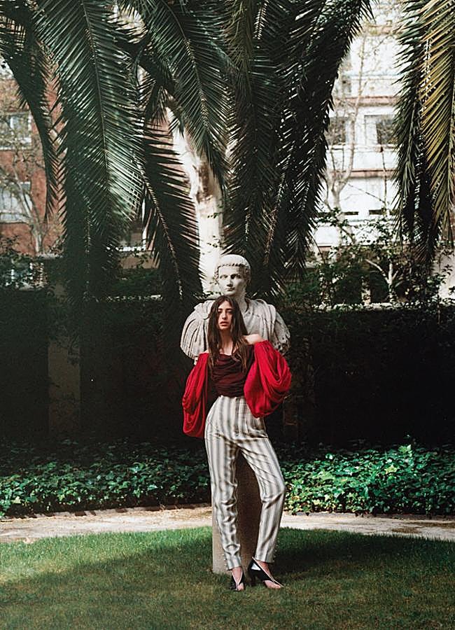 Imagen - Corsé con mangas, pantalones y zapatos, todo de Louis Vuitton. Foto: Agata Serge.