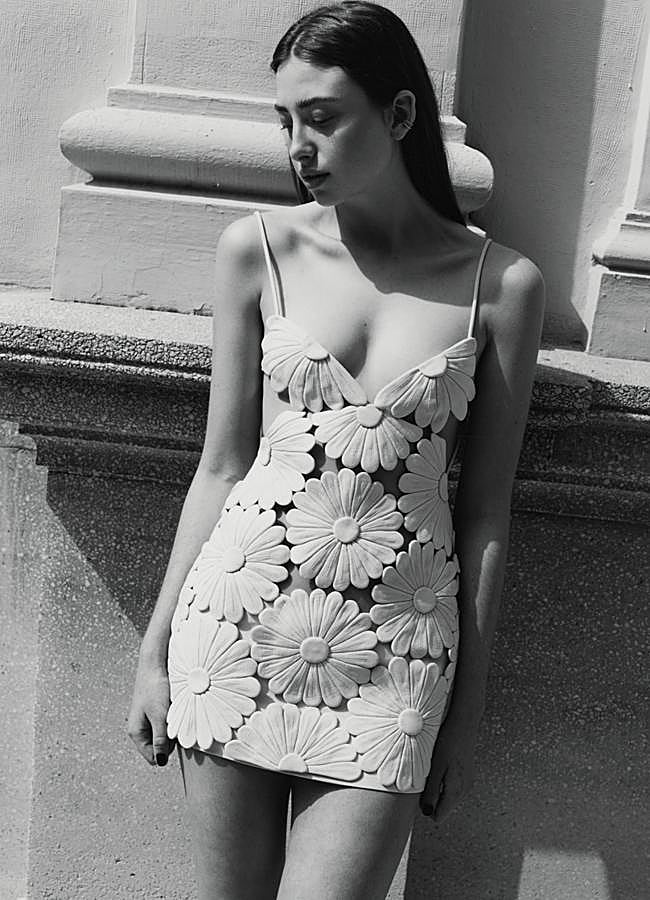 Imagen - Vestido mini, realizado con flores bordadas, de Valentino. Foto: Agata Serge.