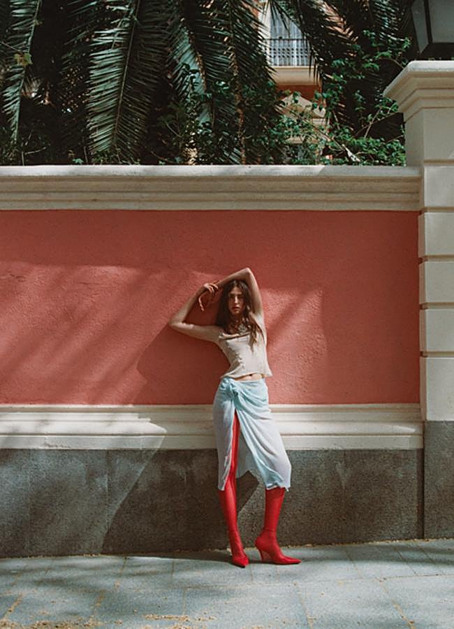 Imagen - Top de tirantes de seda, falda drapeada y zapatos con medias incorporadas, todo de Givenchy. Foto: Agata Serge.