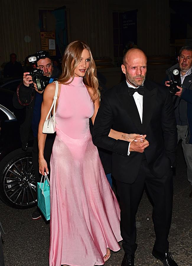 Imagen - Rosie Huntington-Whiteley junto a Jason Statham. Foto: Gtres.