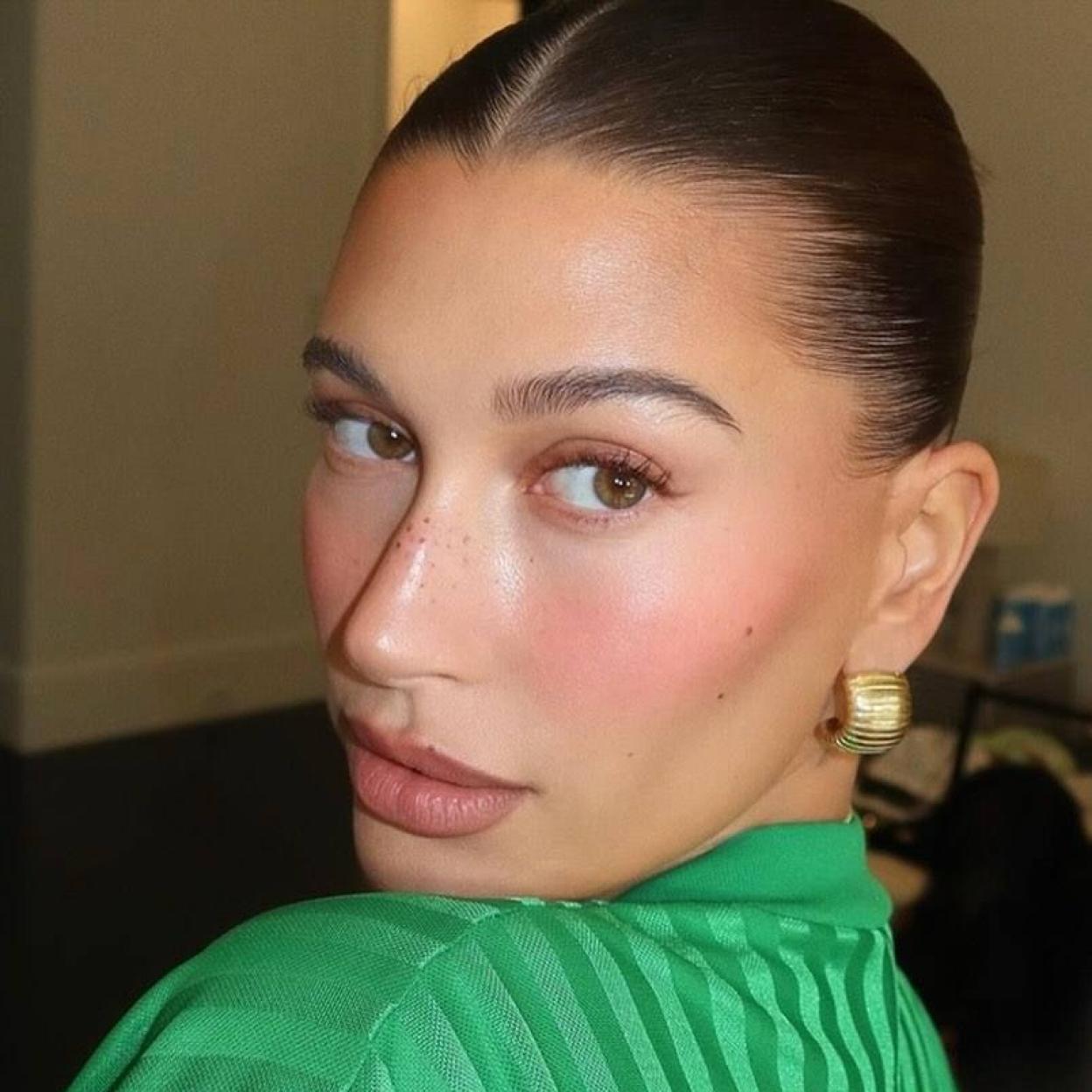 Hailey Bieber con contorno de ojos joven y sin arrugas