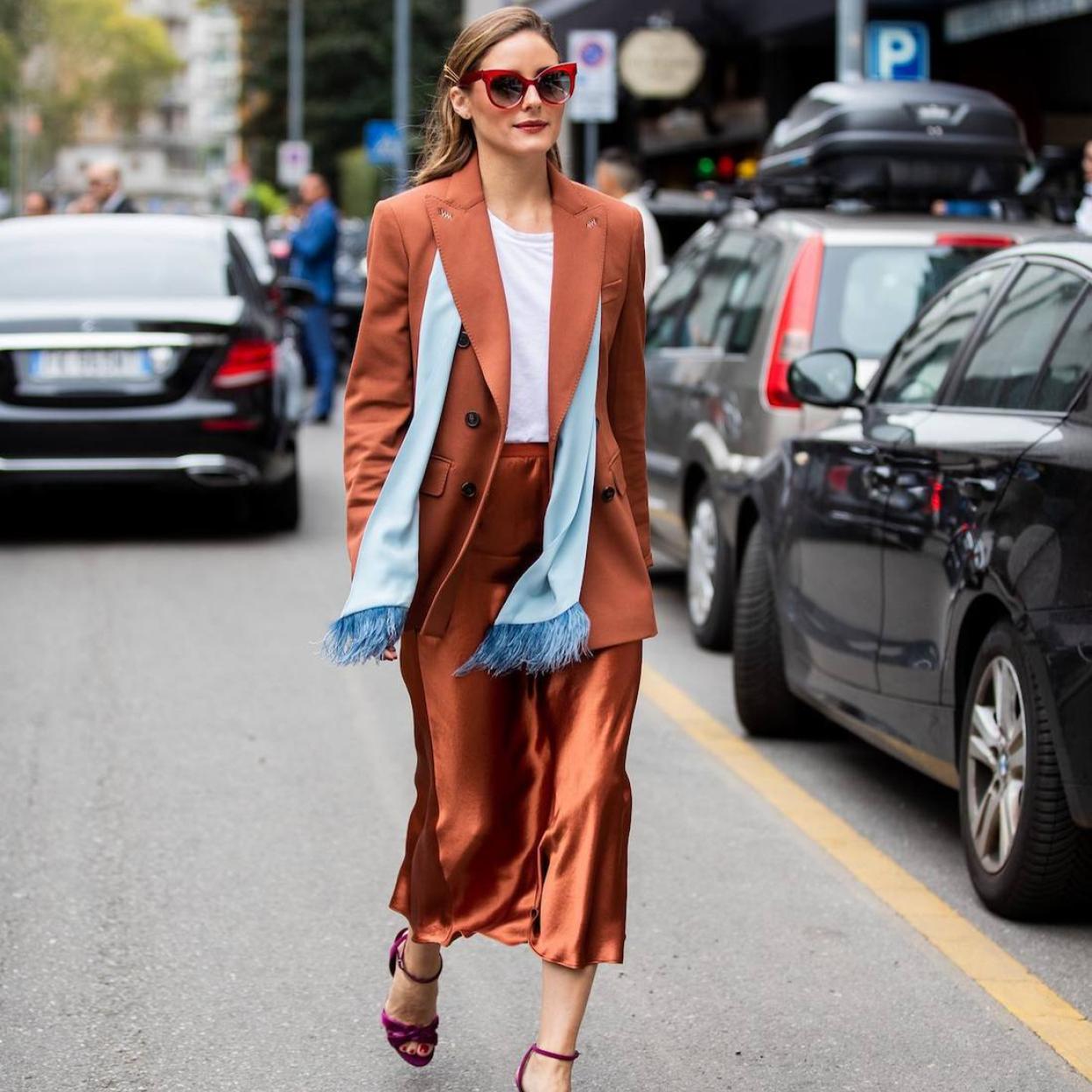 Olivia Palermo con look elegante con falda satinada