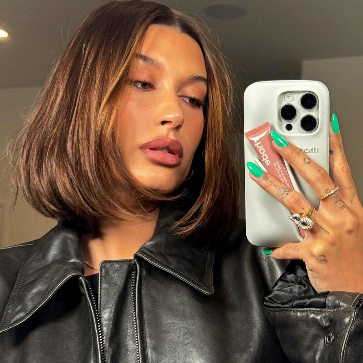 Hailey Bieber con manicura en verde.
