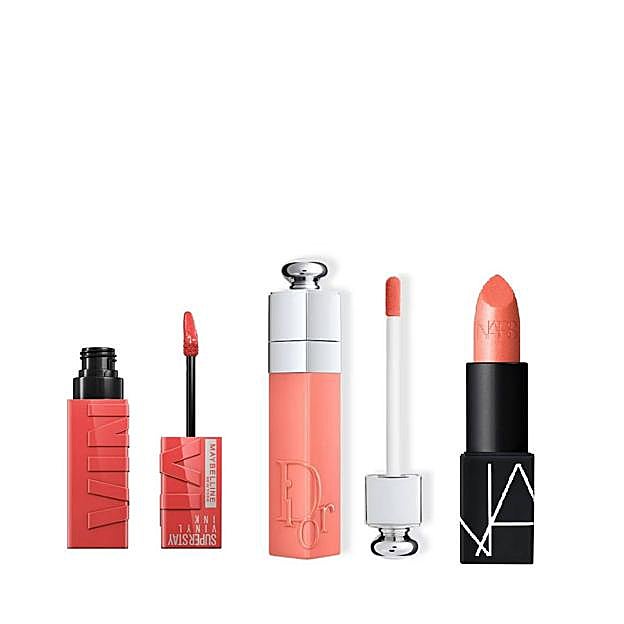 Superstay Vinyl Ink en tono Peachy de Maybelline. Precio: 8,50 euros/Dior Addict Lip Tint en tono Natural Peach. Precio: 47,99 euros/Sensual Satins Lipstick en tono Orgasm de NARS. Precio: 29,95 euros