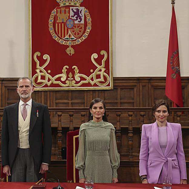 Los reyes Felipe y Letizia junto a Isabel Díaz Ayuso en la entrega de los Premios Cervantes de 2023. 
