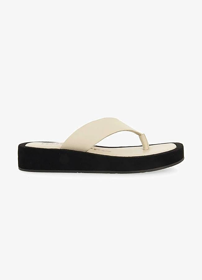 Imagen - Sandalias flip flop en color crema de Gioseppo.