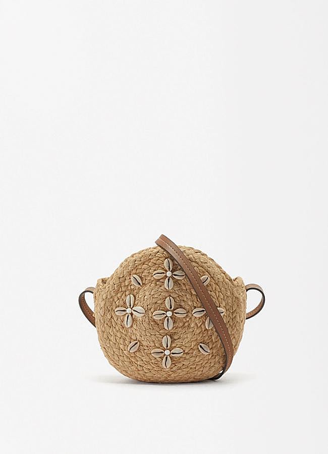 Imagen - Bolso redondo de rafia con detalle de conchas de Parfois (23,99 euros).