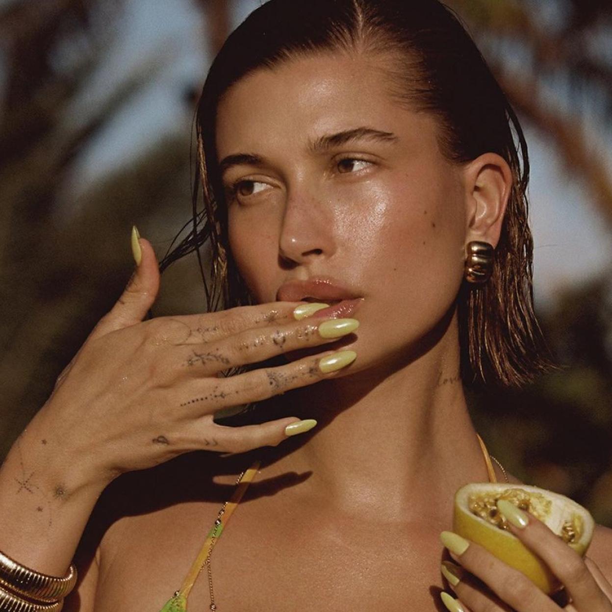 Hailey Bieber con una manicura en amarillo pastel