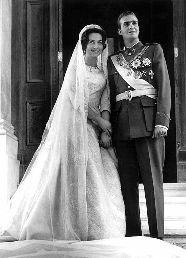Imagen - La reina Sofía con la tiara Prusiana de la reina Federica el día de su boda con don Juan Carlos. Foto: Gtres.