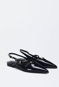 Imagen secundaria 2 - Bermuda denim cargo de Stradivarius (25,99€)/ Crop top vaquero lee de Pull&Bear (29,99€)/ Bailarinas destalonadas de Parfois (25,99€)