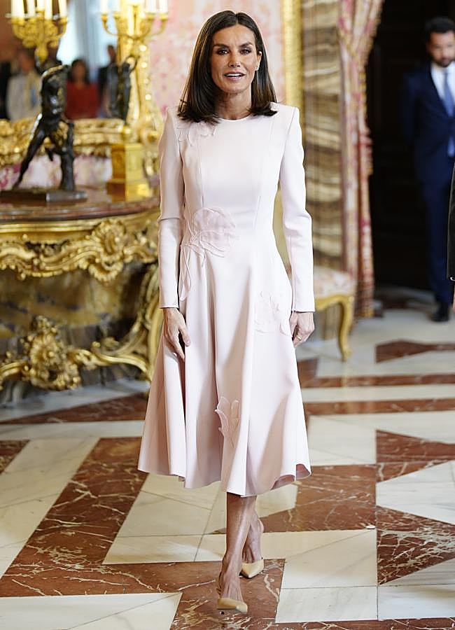 Imagen - La reina Letizia con un vestido de Pedro del Hierro. / LIMITED PICTURES