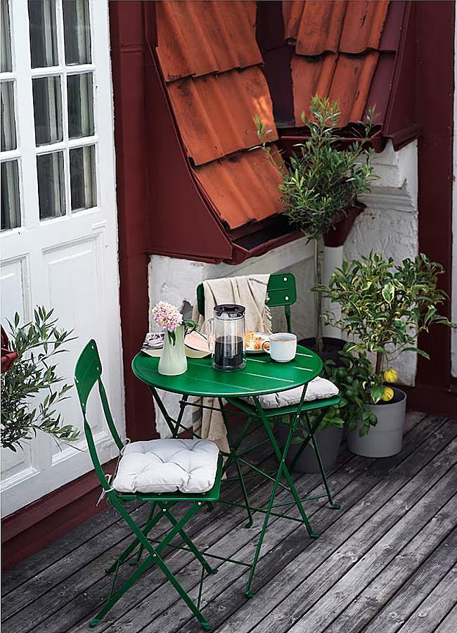 Imagen - El conjunto SUNDSÖ de IKEA (129 euros) incluye mesa y dos sillas plegables en acero esmaltado en cinco colores diferentes.