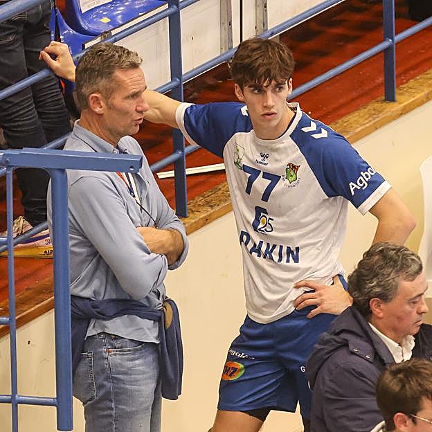 Iñaki Urdangarin disfrutando de un partido de balonmano de su hijo Pablo. 