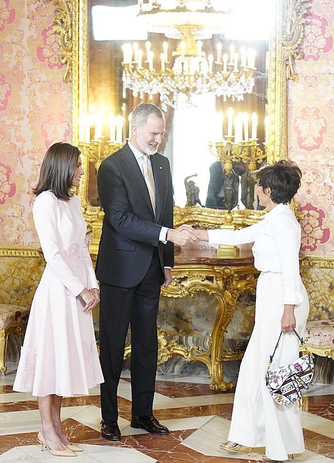 Imagen - Sonsoles Ónega junto a los reyes Felipe y Letizia/ LIMITED PICTURES