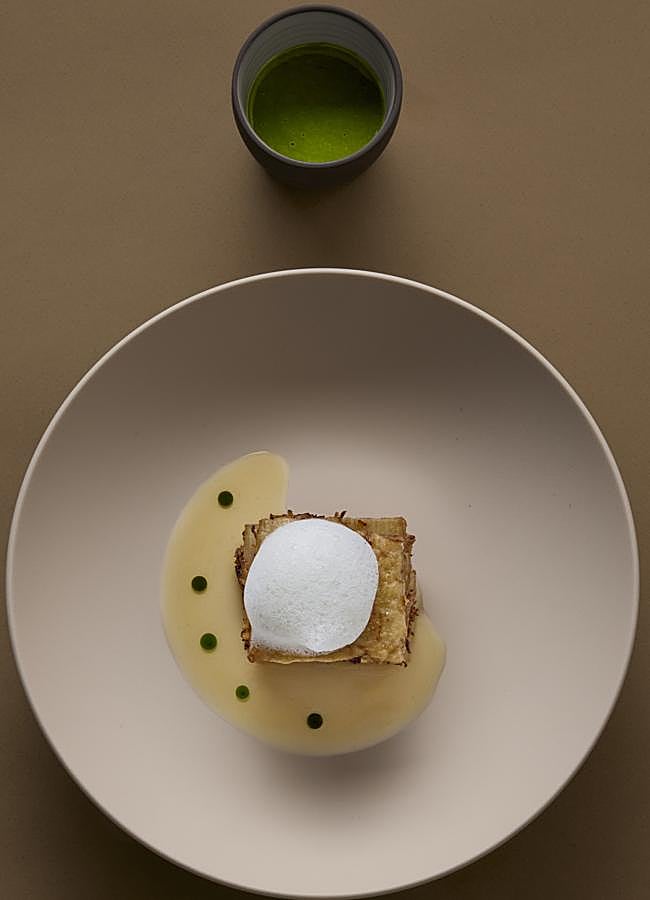 Imagen - Las pencas de acelga a la importancia rellenas de centollo y salsa de azafrán de Cornamusa. / DR